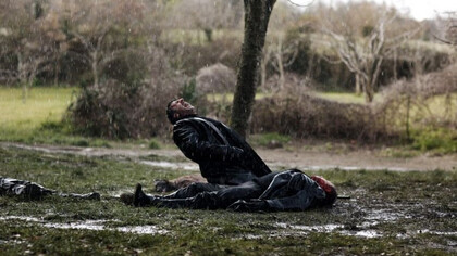 Due uomini sotto la pioggia