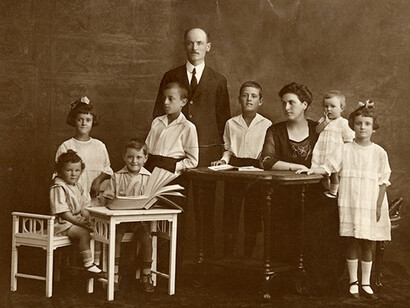 Edmondo Sterza, Famiglia numerosa con libro e album di fotografie, Milano, 1920-25. Courtesy of CIFA