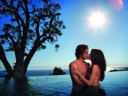 Una pareja besándose junto al mar