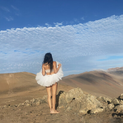 La ausencia de la niebla transformó la espera en una experiencia de observación y en un nuevo punto de partida para la investigación artística. Estación Atacama UC – Alto Patache, perteneciente a la Pontificia Universidad Católica de Chile
