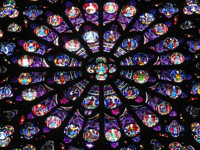 Vitrais da catedral de Notre-Dame em Paris, na França. Em 26 de agosto de 1944 após a capitulação das tropas alemãs em Paris, o General de Gaulle marchou triunfante pelas ruas desde Champs-Élysées, seguido por mais de 2 milhões de parisienses, até Notre-Dame de Paris, tornando-a um marco histórico da vitória. Foi uma marcha alegre que representava a esperança de dias melhores ao povo da França após os 4 anos de ocupação nazista
