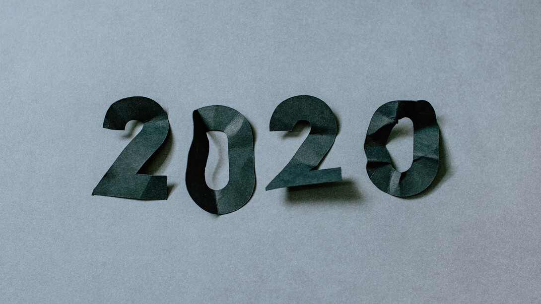 2020 escrito em papel amassado. A década d’ouro ainda agora começou e, não posso ser injusta ao ponto de dizer que tem corrido tudo mal, mas também não sejamos estupidamente otimistas ao ponto de afirmarmos que tem corrido tudo sobre rodas