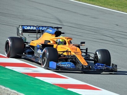 Oltre alle sue abilità di guida, Lando Norris è amato dai fan per la sua personalità simpatica e il suo approccio umile, che lo distinguono nel mondo competitivo della F1. Lando Norris alla guida della McLaren