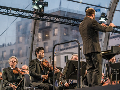 El director fue Kirill Petrenko de Rusia. La orquesta interpretó la Sinfonía n.º 9 en re menor op. 125, Puerta de Brandenburgo de Berlín, Alemania