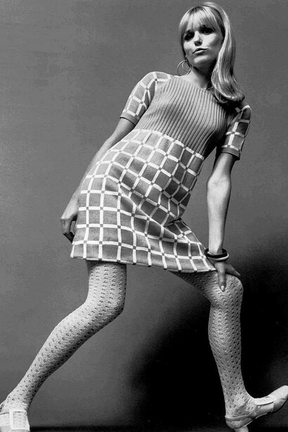 Modella che indossa un abito in maglia con collant a fantasia, 1967