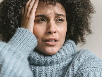 Outro ponto importante é a ilusão de que estar calmo significa estar parado ou desinteressado. Vivemos em uma cultura que associa agitação à eficiência. Quem fala rápido parece mais inteligente, quem anda rápido parece mais produtivo, quem tem a agenda cheia parece mais importante. A calma, por outro lado, é muitas vezes confundida com lentidão, descaso ou falta de ambição. Assim, muitas pessoas entram em um ritmo acelerado não porque precisam, mas porque acreditam que é assim que se deve viver








