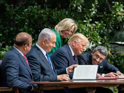 Con questi accordi, richiamando le tre religioni monoteiste, è stato sottoscritto un impegno a “perseguire una visione di pace, sicurezza e prosperità nel Medio Oriente” 