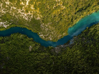 Vista aerea di un fiume. Come l’acqua del fiume non sa quando arriverà al mare, così noi non conosciamo né il punto né il momento in cui smetteremo di portare il nostro nome