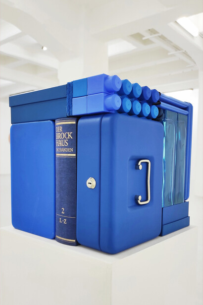 Michael Johansson, Mirrorcube - Blue, 2020, blue objects, ordinary items, 30x30x32 cm |11¾x11¾x12½ inches
Courtesy of The Flat