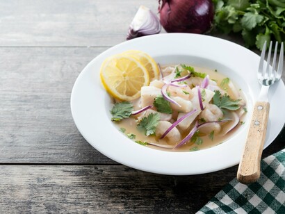 Prato de Ceviche. Comento, neste mesmo almoço, que desde meus primeiros contatos com o Peru, fui aprendendo e gostando de outros sabores. Que adoro tomar Chupe de Langostinos à noite num determinado hotel. Elas comentam que também não seria a melhor opção para o jantar, pois assim como o Tacu tacu seria muito forte para noite. Mas reafirmo que adoro o seu paladar!