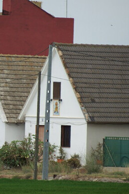 La huerta valenciana vive.  Es un microsistema social que nos recuerda y confirma, que el slogan publicitario “Bienvenido a la república independiente de tu casa…”. Barracas del Pechinar, Valencia. España
