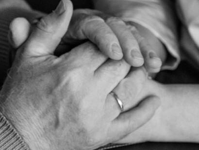 Amigos dão-se as mãos. Reconstruiu-se mais do que o esperado, o necessário para não se render a nenhum problema e só detível pela míngua que não permitia ter tudo
