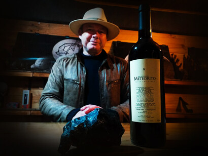 Botella 'Meteorito' de Cabernet Sauvignon elaborado con un caldo que contiene partículas de un meteorito de más de 4.500 años de antigüedad, Observatorio Tagua Tagua, Chile