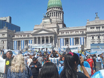 Simpatizantes de Milei durante su toma de posesión el 10 de diciembre de 2023, Buenos Aires, Argentina. Se ha elegido a un candidato que somete a la sociedad a un cambio radical de la estructura social, económica y cultural del país