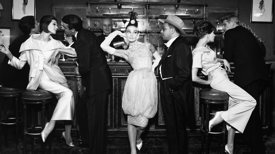 Richard Avedon, Audrey Hepburn and Art Buchwald, with Simone D’Aillencourt, Frederick Eberstadt, Barbara Mullen, and Dr. Reginald Kernan, evening dresses by Balmain, Dior, and Patou, Maxim's Paris, August, 1959, Stampa ai sali d’argento, 20 x 24 inches, 50.8 x 60.96 cm. Fotografia di Richard Avedon © The Richard Avedon Foundation. Courtesy of Gagosian Gallery