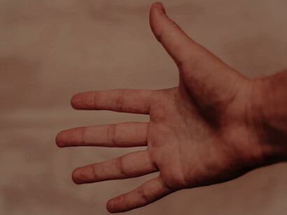 Mano de un hombre extendida