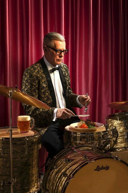 Dinner Break (Salisbury Steak), 2017, Painted aluminium lightbox with transmounted, chromogenic transparency, 113.3 x 87.9 x 17.8 cm / 44 5/8 x 34 5/8 x 7 in. © Rodney Graham
Courtesy the artist and Hauser & Wirth