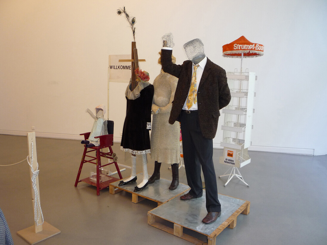 Vlassis Caniaris, Arrivederci-Willkommen, 1976 (detail), mixed media installation, Dimensions: variable, Private Collection, Athens, Courtesy  Kalfayan Galleries, Athens – Thessaloniki

