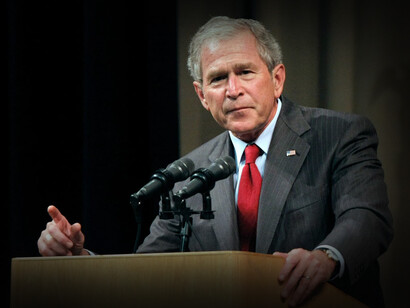 George Walker Bush es un político y empresario estadounidense que ejerció como el 43 presidente de los Estados Unidos