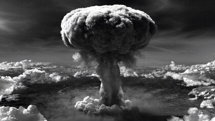 Nube de hongo se alza sobre Hiroshima tras la detonación de la bomba atómica el 6 de agosto de 1945