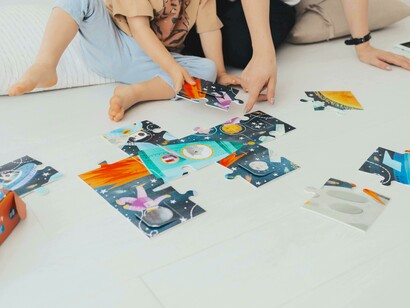 Crianças montando peças