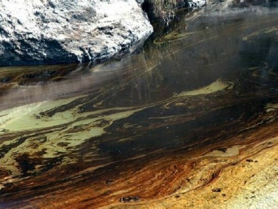 Nasrin Tabatabai & Babak Afrassiabi, 'Seep' video still, 2012. Courtesy the artists, Delfina Foundation, MACBA and Chisenhale Gallery.