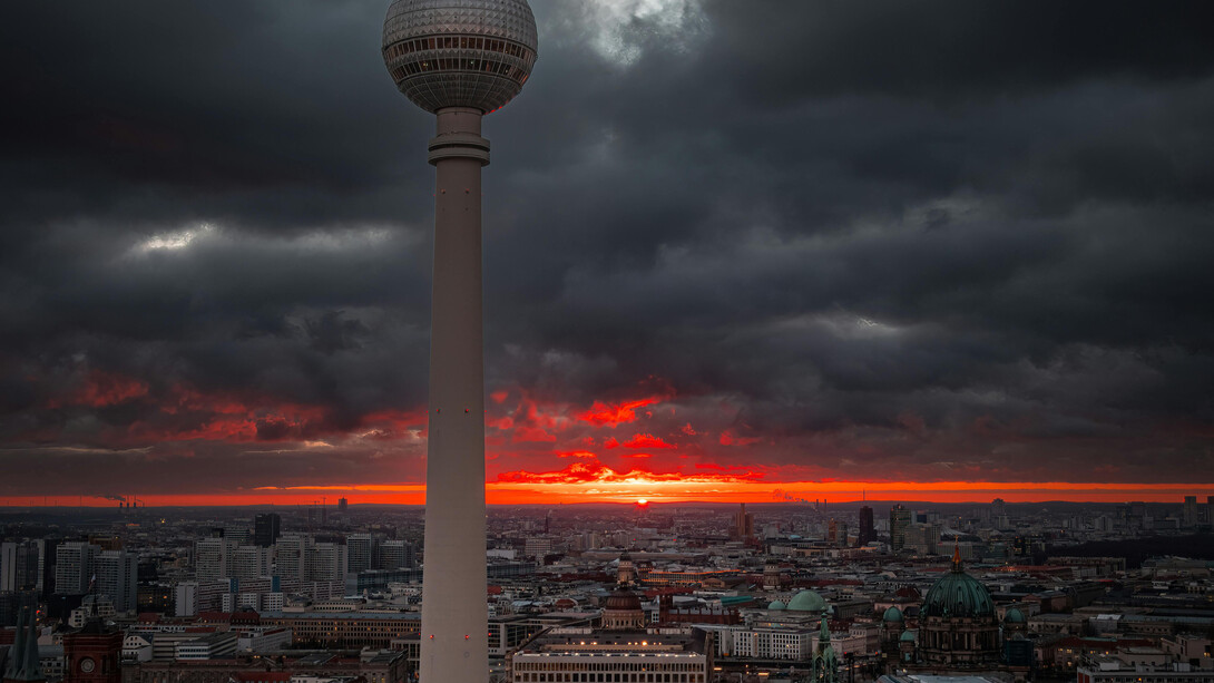 Berlin, Deutschland. Panorama-Bild mit Sonnenuntergang