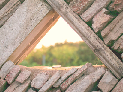 Esta lucha permanente de opuestos pone en marcha el mecanismo del libre albedrío