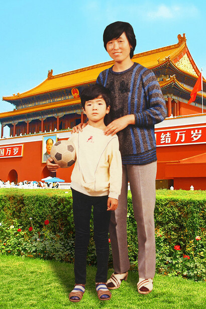 Zhang Xiao,
Relatives No. 5,
2014,
Archival pigment print or Lightbox,
180 x 120 cm (Ed. of 3 + AP),
90 x 60 cm (Ed. of 5 + AP)