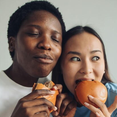 Diversão gastronômica ao comer hamburguer depois de vários anos