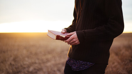Las anécdotas de la vida de los autores son fuente de inspiración, que como un faro de luz vinculan lo terrenal con lo eterno