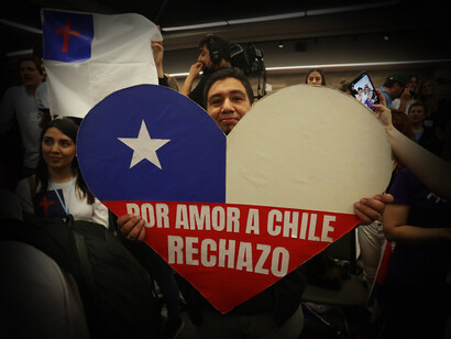 Un ciudadano chileno sostiene una pancarta a favor del 'Rechazo' luego de conocerse los resultados del Plebiscito Constitucional celebrado el pasado 4 de septiembre de 2022