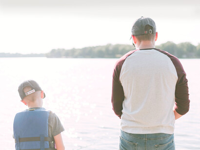 Un niño y su padre en un día de pesca