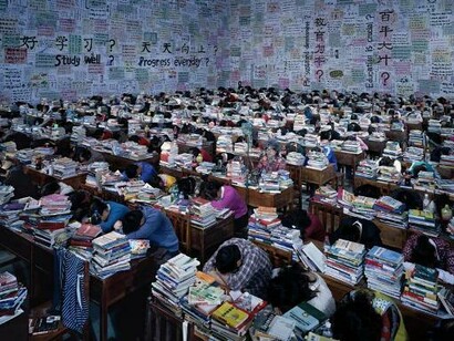 Wang Qingsong (2013), Follow you, C-print, 180 x 300 cm. ©Wang Qingsong. Courtesy the artist