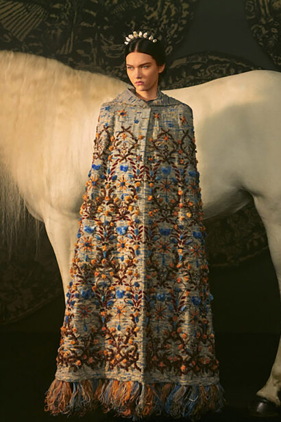 Défilé Dior Couture SS 2021. La fascination pour les arts divinatoires a même peuplé les défilés de certains grands noms de la mode parisienne © Elina Kechicheva