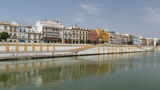 El paseo fluvial del barrio de Triana, visto desde una embarcación en un embalse del río Guadalquivir, en Sevilla, España