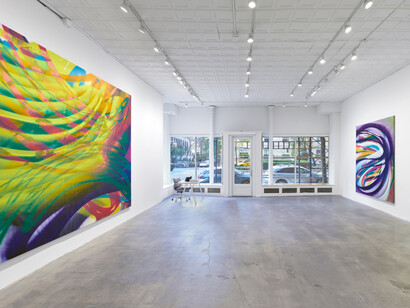 Katharina Grosse, Pie sell, lee slip, eel lips, exhibition view. Courtesy of Gagosian