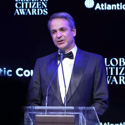 Kyriakos Mitsotakis durante il discorso di ringraziamento per il premio "Global Citizen Awards"