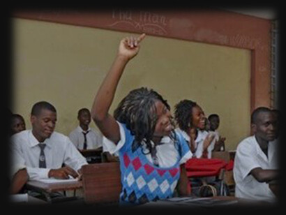 Aluna levanta a mão em dúvida na sala de aula