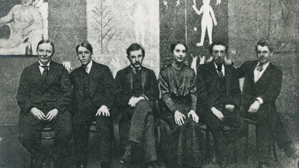 Mikhail Larionov (primo a sinistra) e Natalia Goncharova (unica donna), tra altri artisti alla mostra Il bersaglio, Mosca 1913. Mosca, Galleria Statale Tretyakov, Dipartimento dei manoscritti 
 
