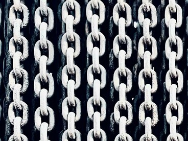 I regimi dittatoriali puntano a manipolare le giovani menti perché controllare l’educazione permette di plasmare cittadini obbedienti fin dall’infanzia