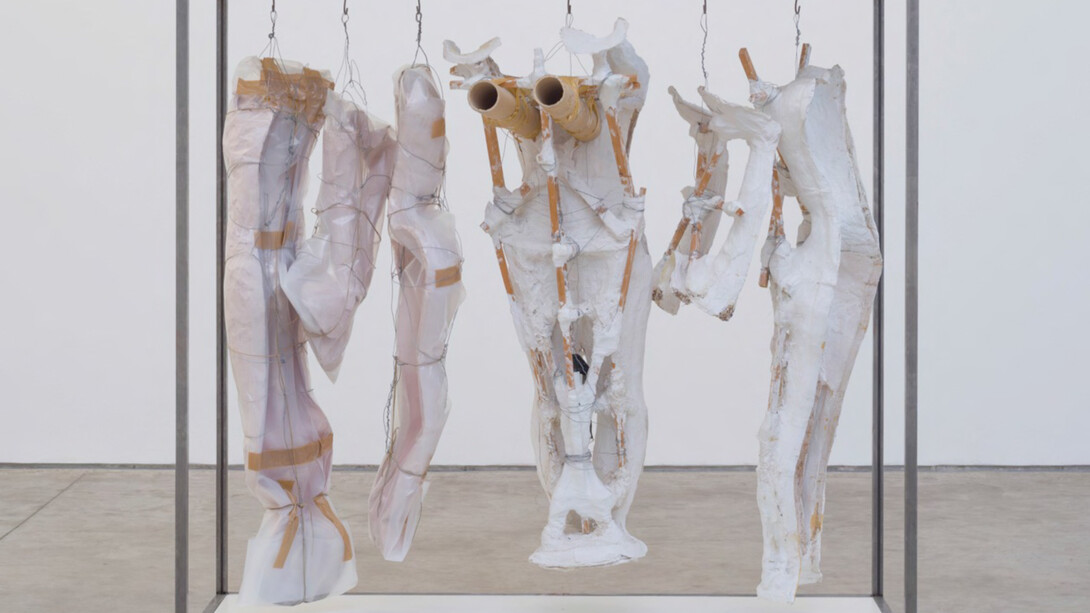 Alma, 2015
Ferro, gesso, madeira, gaze, silicone, cartão,
fita adesiva, plástico, corda e tela de linho
188 x 190 x 80 cm
