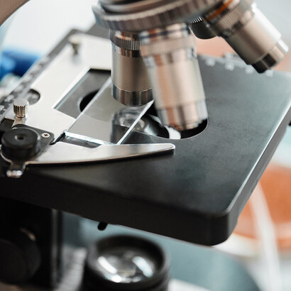 Jacques Monod. En 1936-1937, il entre au Cal Tech, le célèbre California Institute of Technology, où il sera marqué à la fois par les travaux du généticien Thomas Morgan et par l’organisation de la recherche scientifique aux États-Unis.