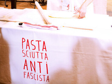 Sur scène, la cuisine devient un acte de mémoire : La Pastasciutta antifascista transforme la préparation des pâtes en geste collectif et politique