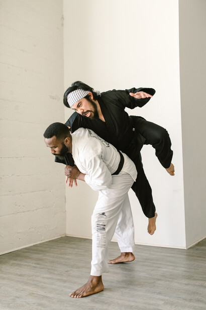 O Jiu-Jitsu é um esporte onde o oponente mais fraco pode derrotar o mais forte utilizando estrangulamentos, alavancas e imobilizações
