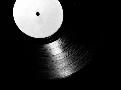 O mercado de vinil tem se mostrado resiliente e até crescente, embora à sombra das plataformas de streaming. De acordo com dados de vendas, em vários países, as vendas de discos de vinil superaram as de CDs em termos de crescimento