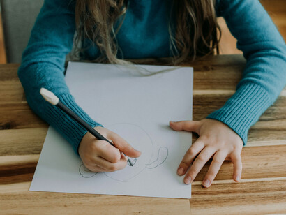 La coordinación entre docentes hospitalarios y escuelas de origen, mediante protocolos de comunicación y herramientas digitales, facilita la reintegración plena de los estudiantes al sistema educativo