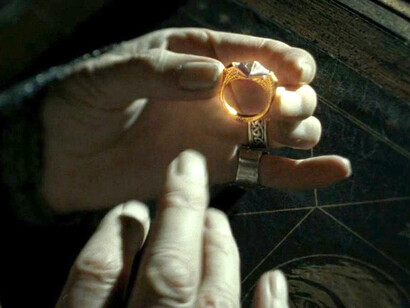 Marvolo Gaunt’s ring, one of Lord Voldemort’s seven Horcruxes, is beautifully recreated with the symbol of the Deathly Hallows encased inside the Resurrection Stone