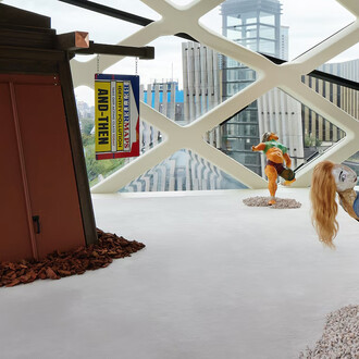 Lizzie Fitch e Ryan Trecartin, It waives back, vista della mostra. Per gentile concessione della Fondazione Prada