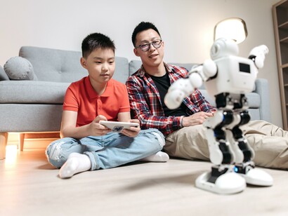 Pai e filho controlam robô com inteligência artificial